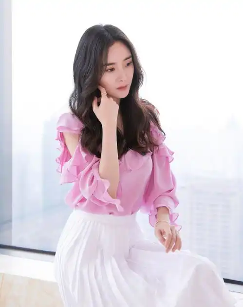 杨幂单身后逆生长穿粉色荷叶边上衣搭配百褶裙,美得清纯又高级
