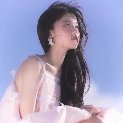 神明也会眷顾的温柔女生头像
