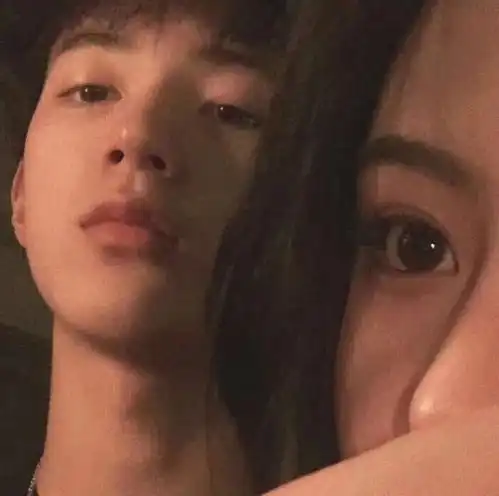 情侣头像分手都舍不得换吧
