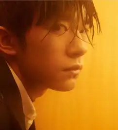 易烊千玺成年龄最小的封面人物,长开的脸愈发高级
