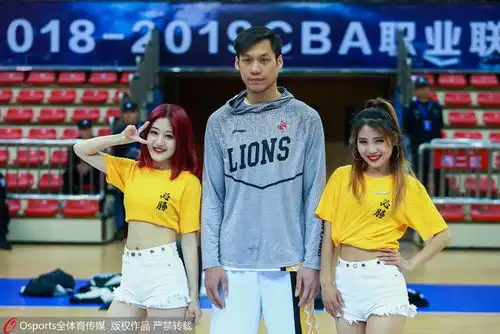 火辣美女环绕却面无表情广厦队魂真乃禁欲系男子
