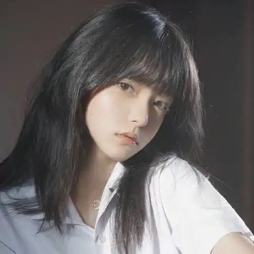 招桃花夏日温柔甜甜女生头像347
