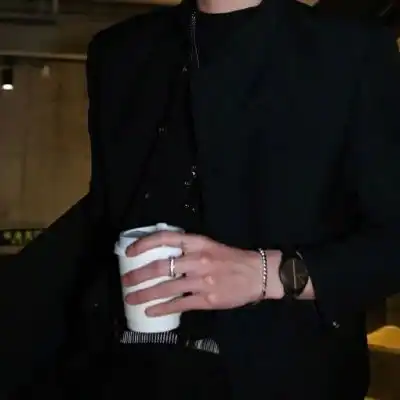 高清超酷的黑色系部位男生头像图片
