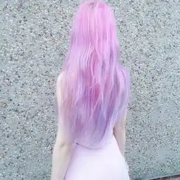 有没有像这样的头发粉色的女生头像
