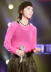 窦靖童一袭粉色长裙满满女人味,网友王菲后继有人
