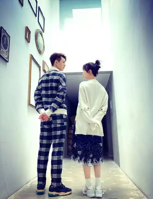 杨紫晒与李现合照为老同学庆生,韩商言佟年cp合体有点甜
