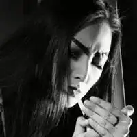 侧身吸烟女生黑白头像微信头像图片大全
