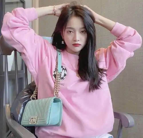 吴宣仪原来这么美粉色卫衣显得她少女感十足,好身材也相当出众
