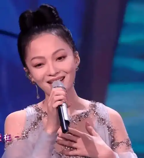刘涛掐出沙漏腰张小斐万元大衣卖断货,这届春晚女星造型好绝

