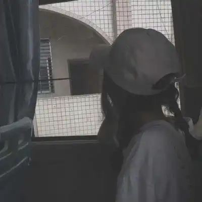 委屈到骨子里的自嘲文案
