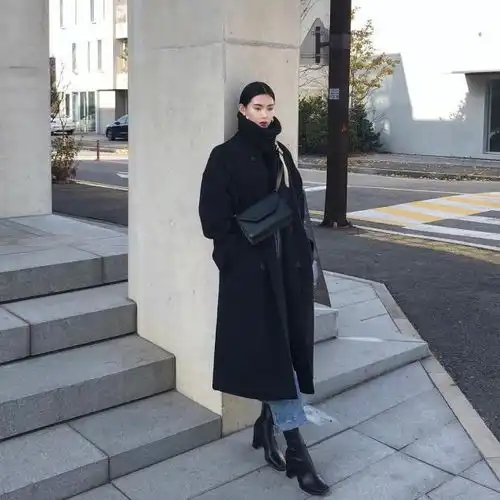 气势太弱不如试试韩系欧尼的穿搭法,高级还显瘦风衣皮衣裙子网易订阅
