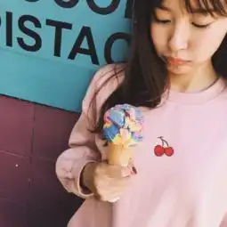张子萱穿粉色卫衣吃冰淇淋卖萌甜美少女心爆棚
