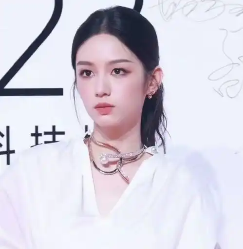 elle红毯来了吴谨言甜美,李思思美艳大气,古力娜扎造型出圈
