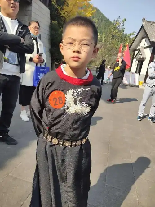诵千古美文,扬传统文化万缘校区小选手参加广元市首届少儿古诗词大赛
