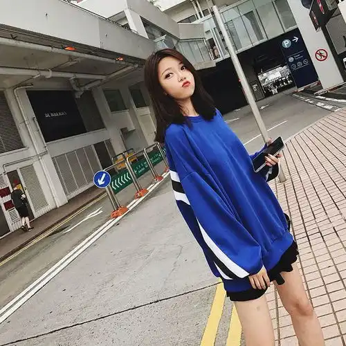 一件潮流的百搭卫衣,粉色穿出青春活力的感觉,是你的甜美女孩吗
