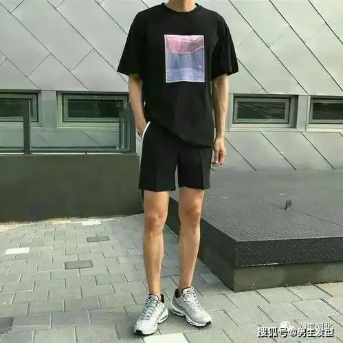 男生黑色系穿搭太酷帅了,潮范十足
