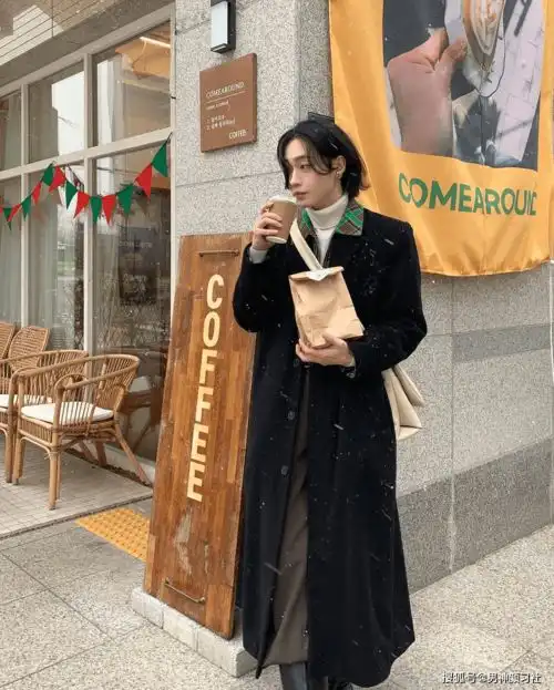 安静而有力,会穿黑色系的男人,才是真正的有品位的
