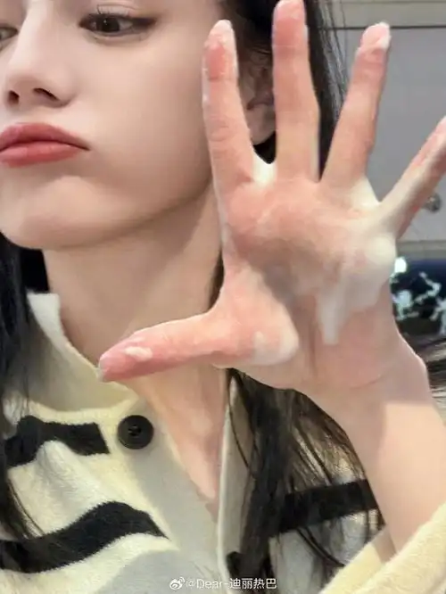迪丽热巴再晒生活美照,化身猫系少女超可爱,秀纤细美腿显少女
