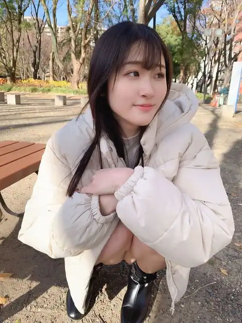 禁欲系美女出门不穿内衣,意外引发热议
