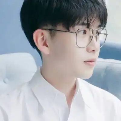 白衣眼镜清新男孩
