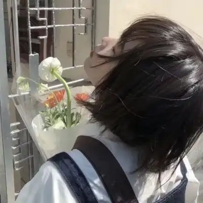羡慕别人的天空简直没道理因为你本身就是一座宇宙.

