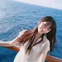 海边女头像海边黑色衣服被风吹乱头发的女生头像
