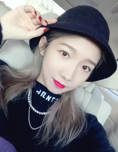 孟美岐生活照
