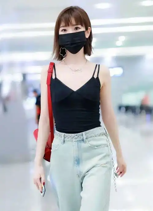 毛晓彤私服还挺敢穿,黑色小吊带配破洞裤,一改甜美形象很有味
