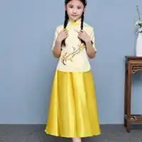 黄衣服小女孩戴帽子头像微信头像图片大全
