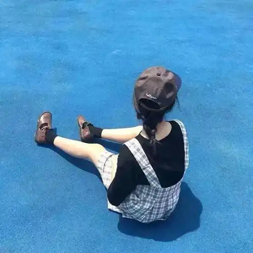 女生头像青春总会因为一个人开始闪闪发亮
