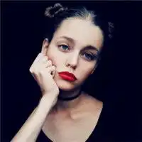 简单好看的欧美女生头像,复古系意境中的女子
