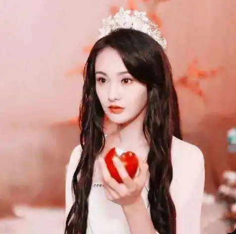 同样戴水晶王冠,杨紫霸气,郑爽仙气,看到流星花园的她都哭了小伙伴

