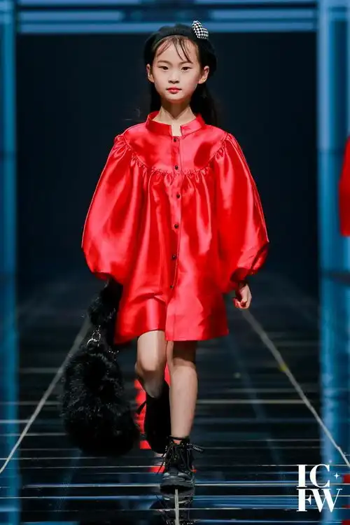 mrdesigneryangzi携庇护者系列亮相202223西南国际少儿时装周
