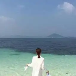 女生面向大海背影头像
