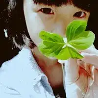 qq短发女生姐妹头像女孩穿黄衣服
