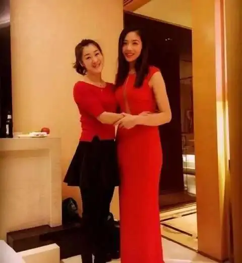 魏秋月最性感造型,红色紧身礼服,上围丰满,胸前镂空,有御姐风
