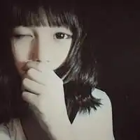 背景是黑色的女生头像.
