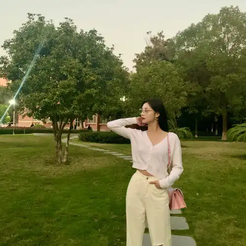 甜美系周洁琼解锁轻熟风,法式碎花裙配西装,可帅气可仙女
