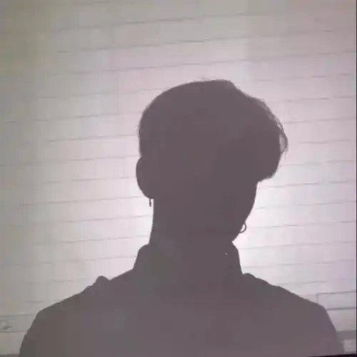 灰色系微信男生头像高调帅气
