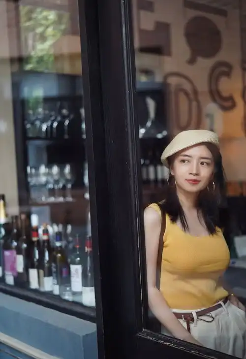 女生夏季日常穿搭,暖色系列t恤搭配半身裙,少女感爆棚
