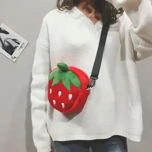 大s草莓包vs泫雅麻麻的编织包,可爱时髦,少女心都溢出屏幕啦
