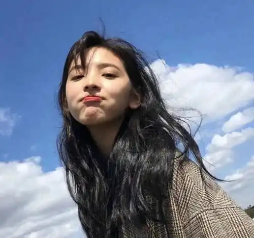 女生突然发来这3个字,98是表白,臭弟弟你可走点心吧
