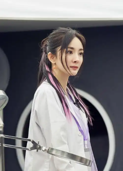 杨幂白大褂造型绝美,谢谢你医生的期待值瞬间被拔高
