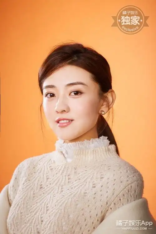 双世宠妃梁洁穿越回现代,挑战秋冬流行色美翻了
