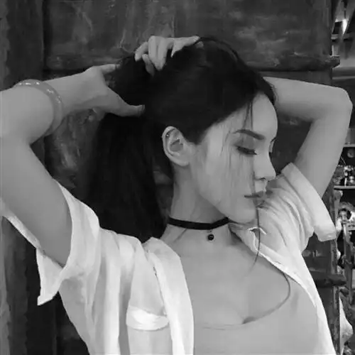 高冷美女头像微信气质黑白短发长发都有
