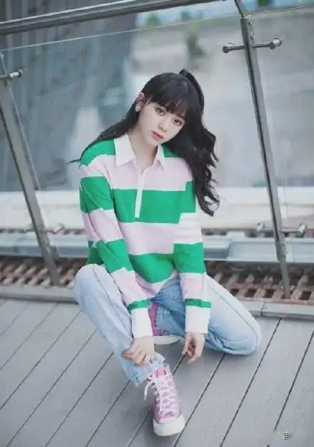 欧阳娜娜越来越会穿,穿polo衫搭配牛仔现身活动,青春活力
