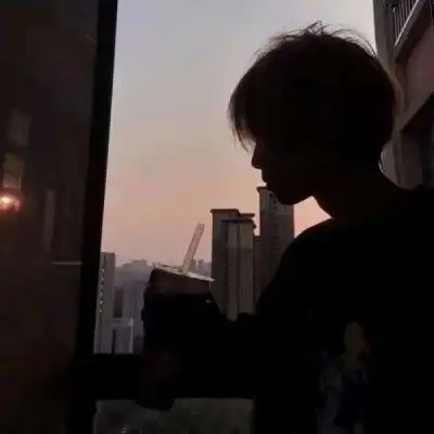 丧系男生头像真人侧脸
