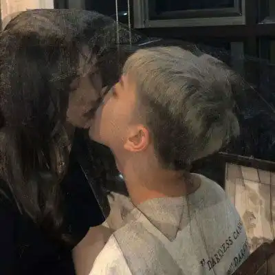男生对一个女生心动的5个表现

