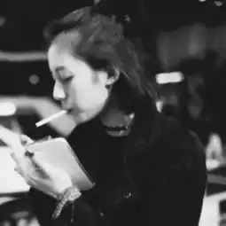 黑暗丧风格女头像抽烟黑暗系网图女生头像真人版
