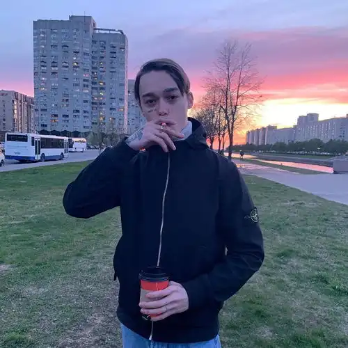 有哪些让人感觉真人很帅的男生头像
